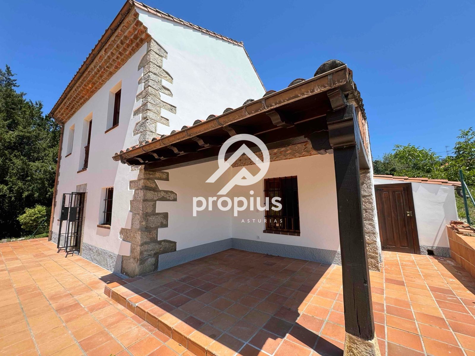 Vista exterior de Casa o xalet en venda en Ribadedeva amb Calefacció, Jardí privat i Terrassa