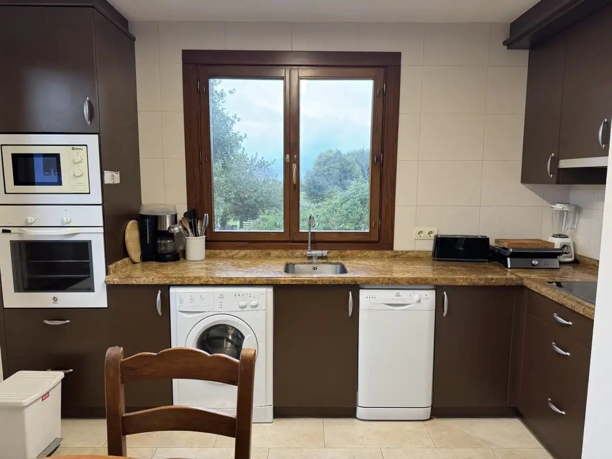 Cuina de Casa o xalet en venda en Llanes amb Calefacció, Jardí privat i Terrassa