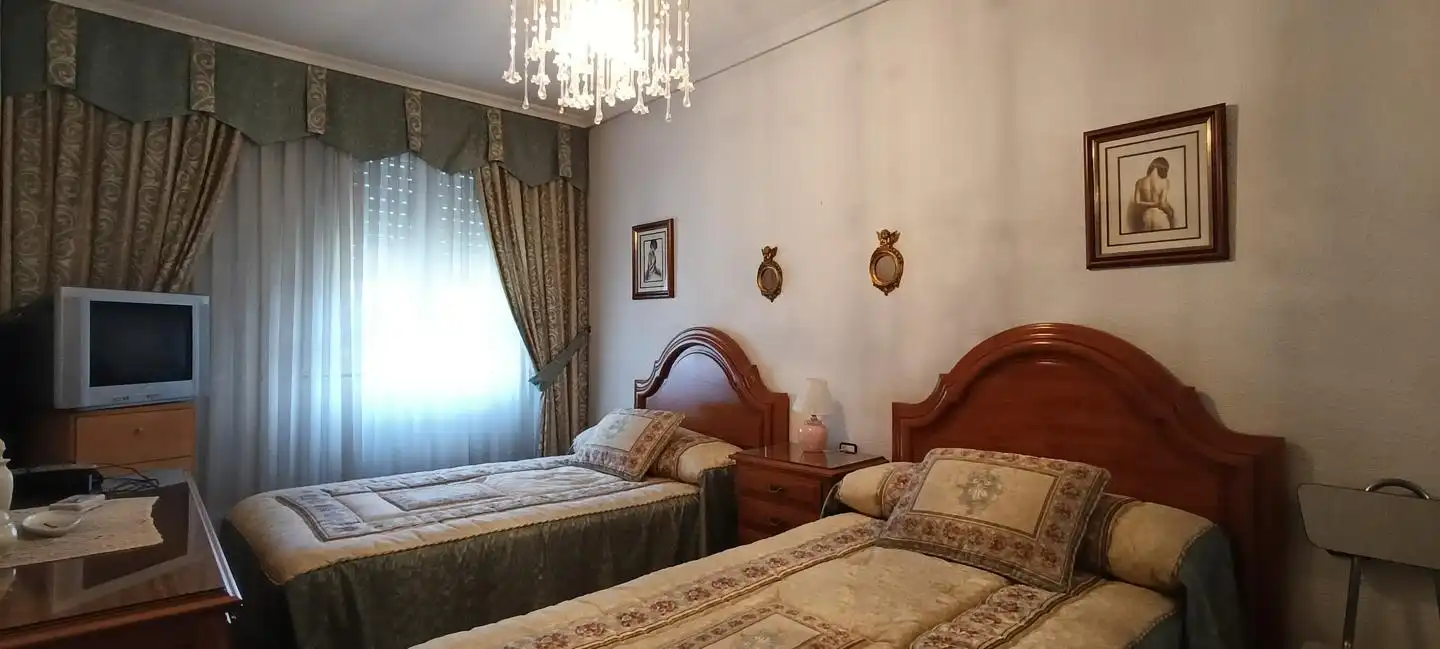 Habitación de Apartamento en venta en León Capital  con Calefacción, Parquet y Terraza