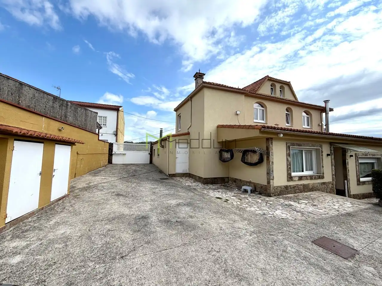 Vista exterior de Casa o xalet en venda en Teo amb Calefacció, Jardí privat i Terrassa