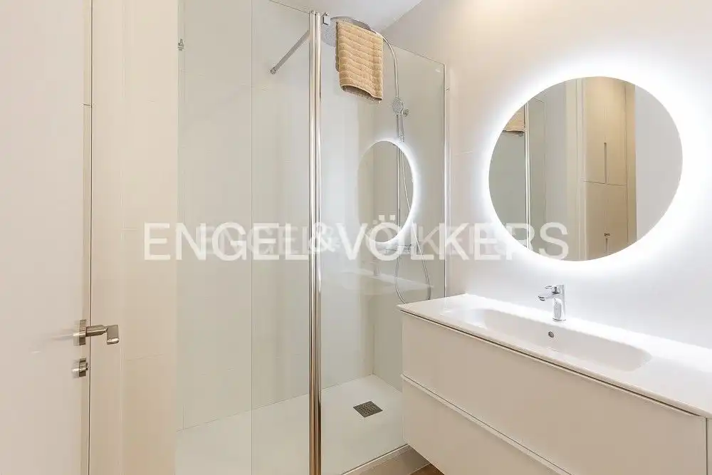 Bathroom of Flat for rent in Valencia  with Air Conditioner, Heating and Furnished