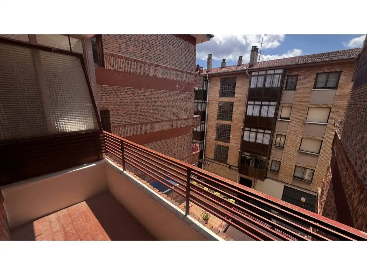 Außenansicht von Wohnung zum Verkauf in Espinosa de los Monteros mit Balkon