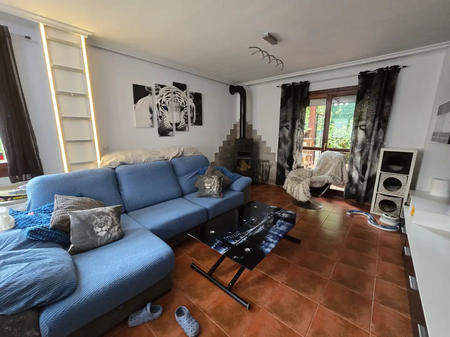 Wohnzimmer von Einfamilien-Reihenhaus zum Verkauf in Castro-Urdiales mit Heizung, Privatgarten und Parkett