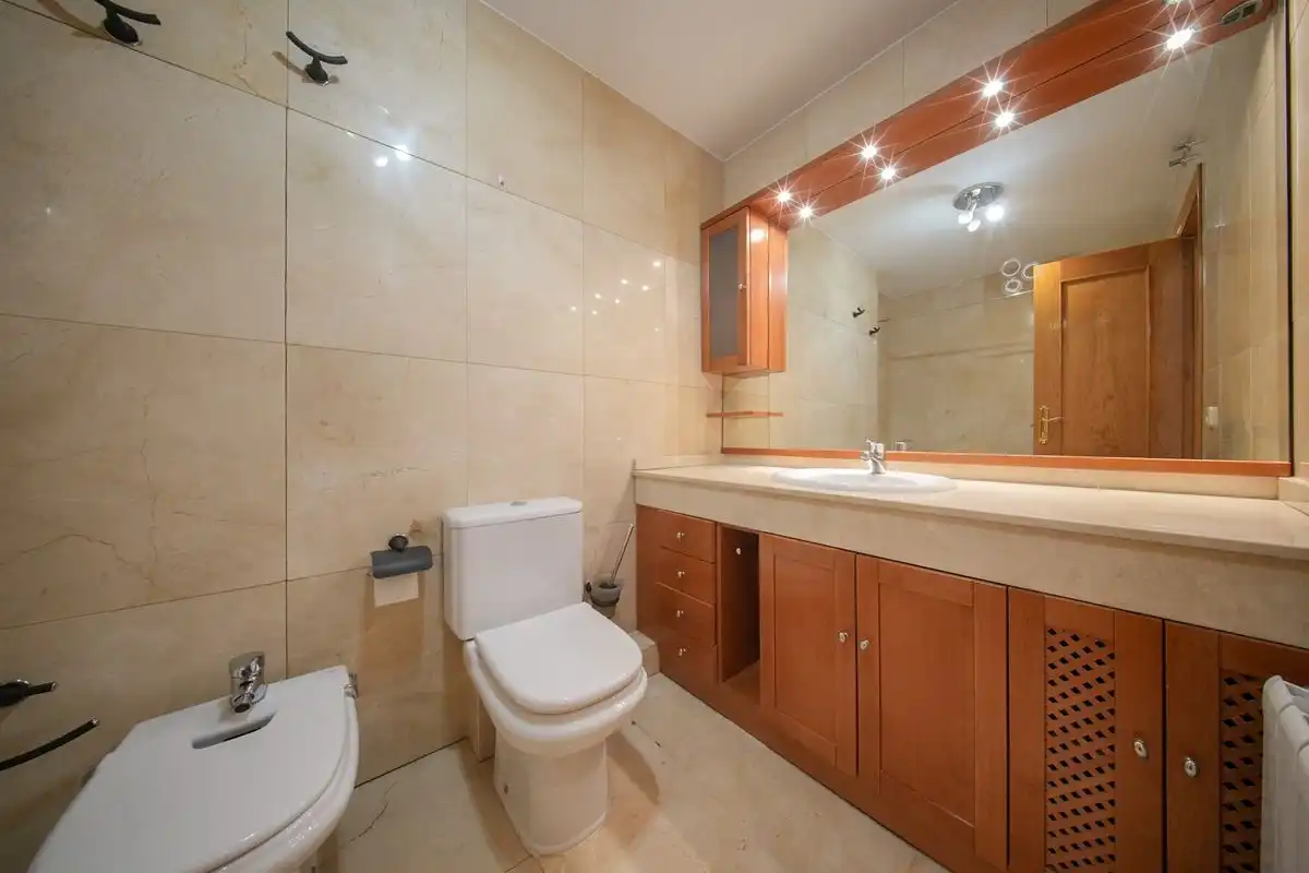 Baño de Casa adosada en venta en Pozuelo de Alarcón con Aire acondicionado, Calefacción y Jardín privado