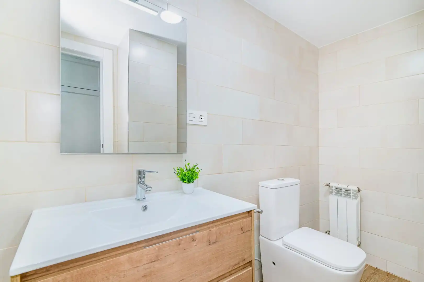 Baño de Apartamento en venta en Granada con Calefacción y Parquet
