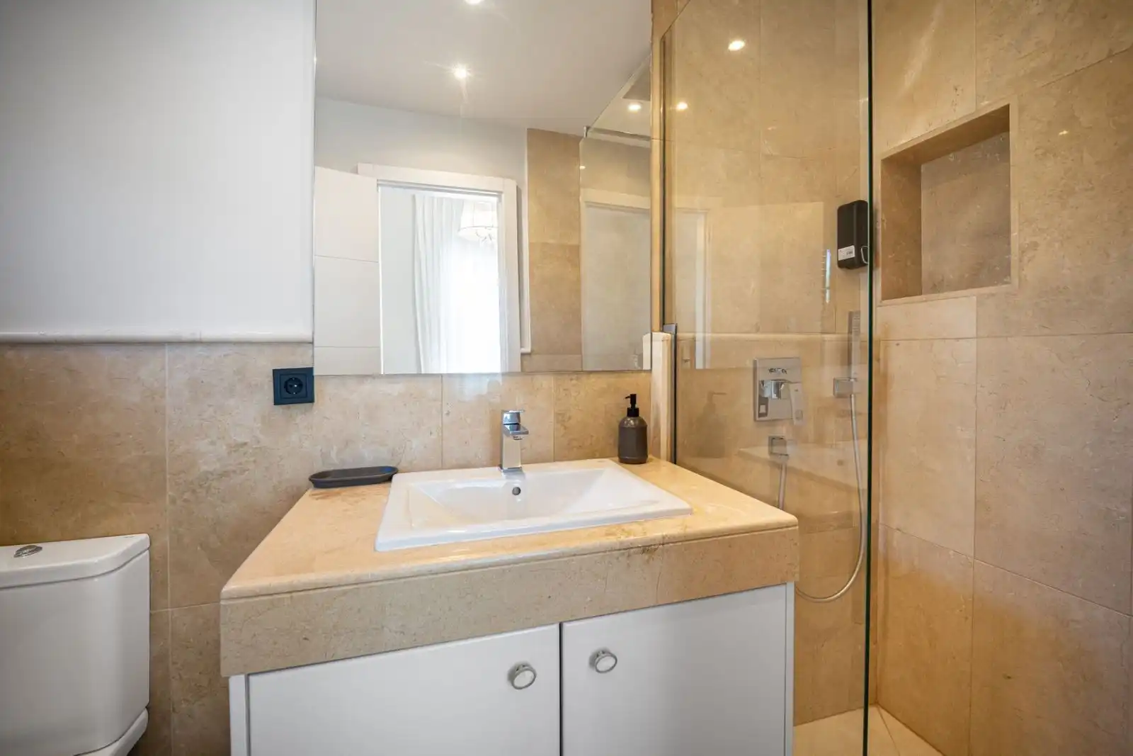 Bany de Casa o xalet en venda en Marbella amb Aire condicionat, Jardí privat i Terrassa