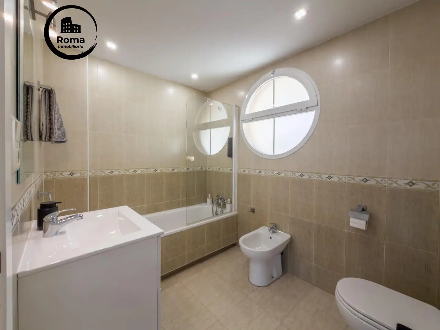 Bathroom of Detached homes for sale in Cenes de la Vega  with Air Conditioner, Heating and Terrace