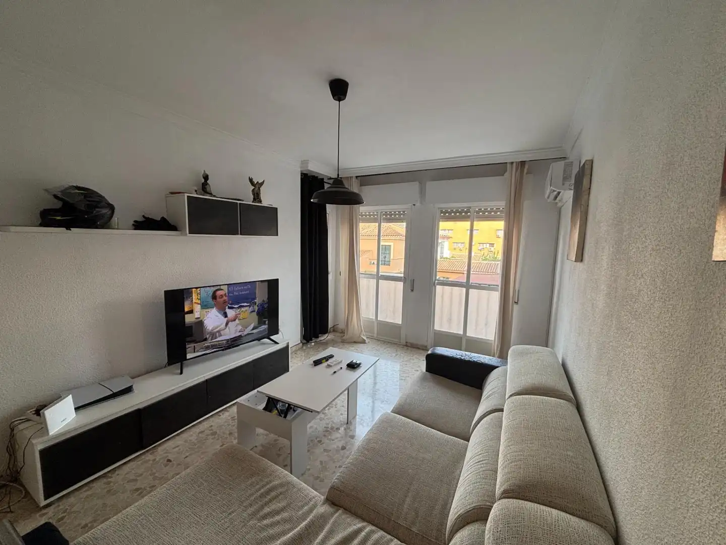 Sala d'estar de Pis en venda en La Rinconada amb Aire condicionat i Terrassa