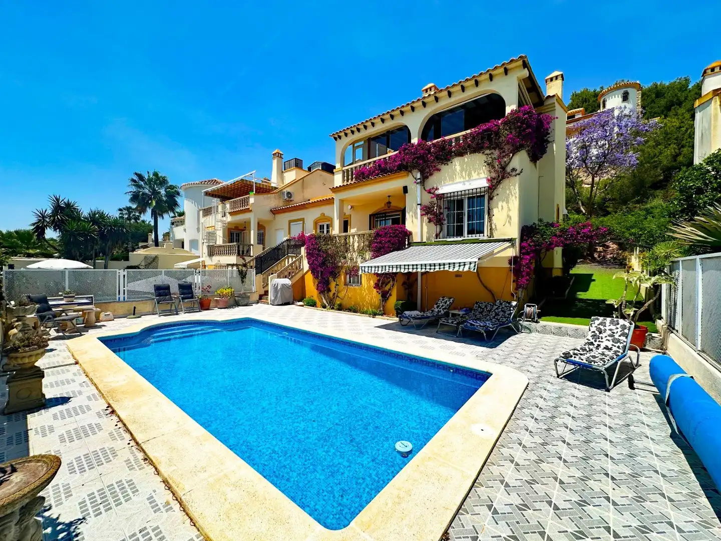 Vista exterior de Casa o xalet en venda en Orihuela amb Calefacció, Piscina i Moblat