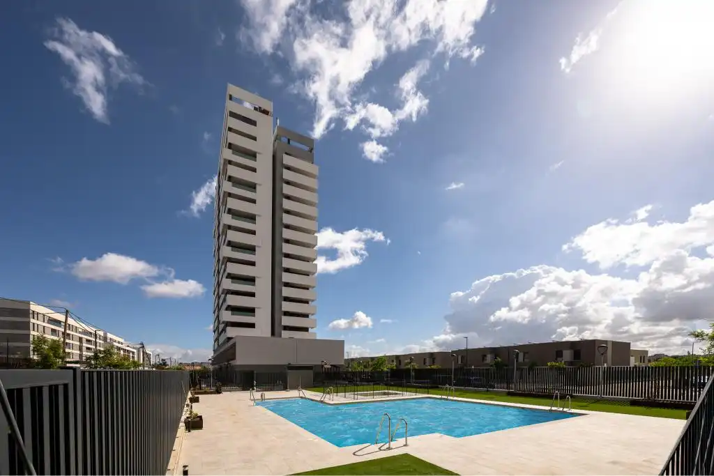 Vista exterior de Àtic en venda en Sevilla amb Traster i Piscina