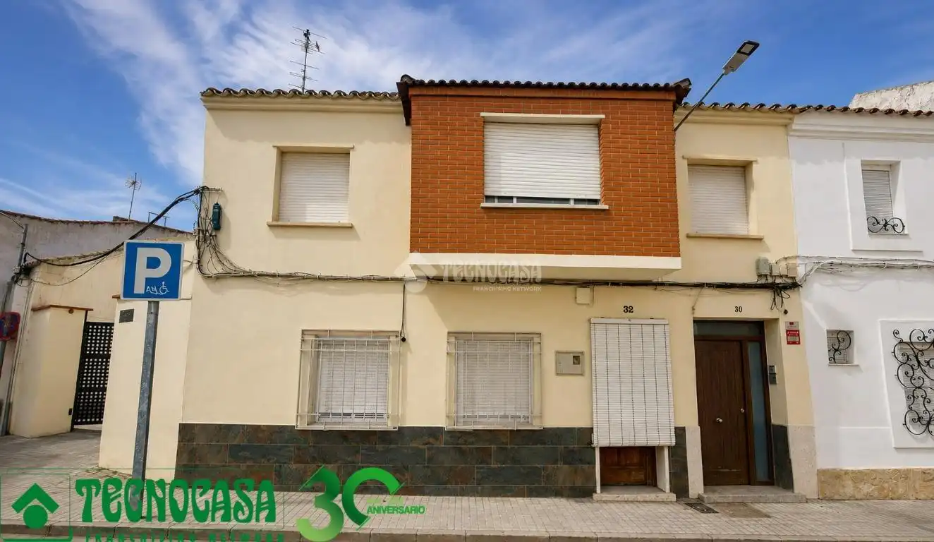 Casa aparellada amb terrassa en venda a Alcázar de San Juan