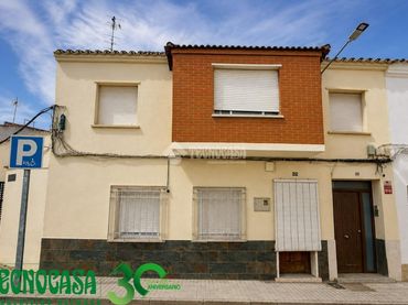 Casa aparellada amb balcó en venda a Alcázar de San Juan