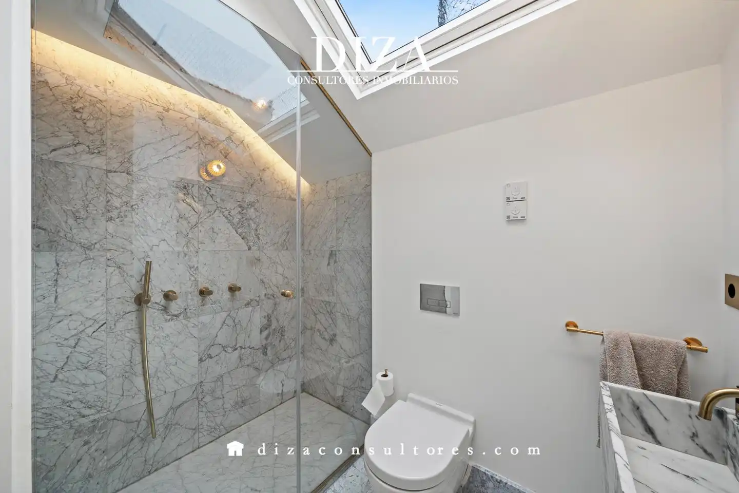 Bathroom of Attic for sale in Madrid  with Air Conditioner, Terrace and Storage room