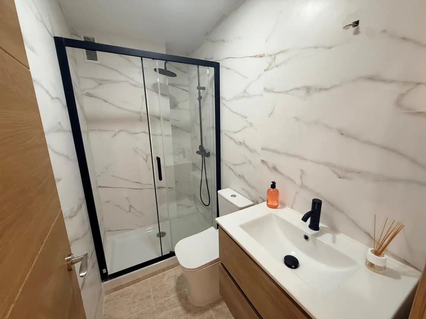 Baño de Piso en venta en Roquetas de Mar con Jardín privado, Terraza y Piscina comunitaria