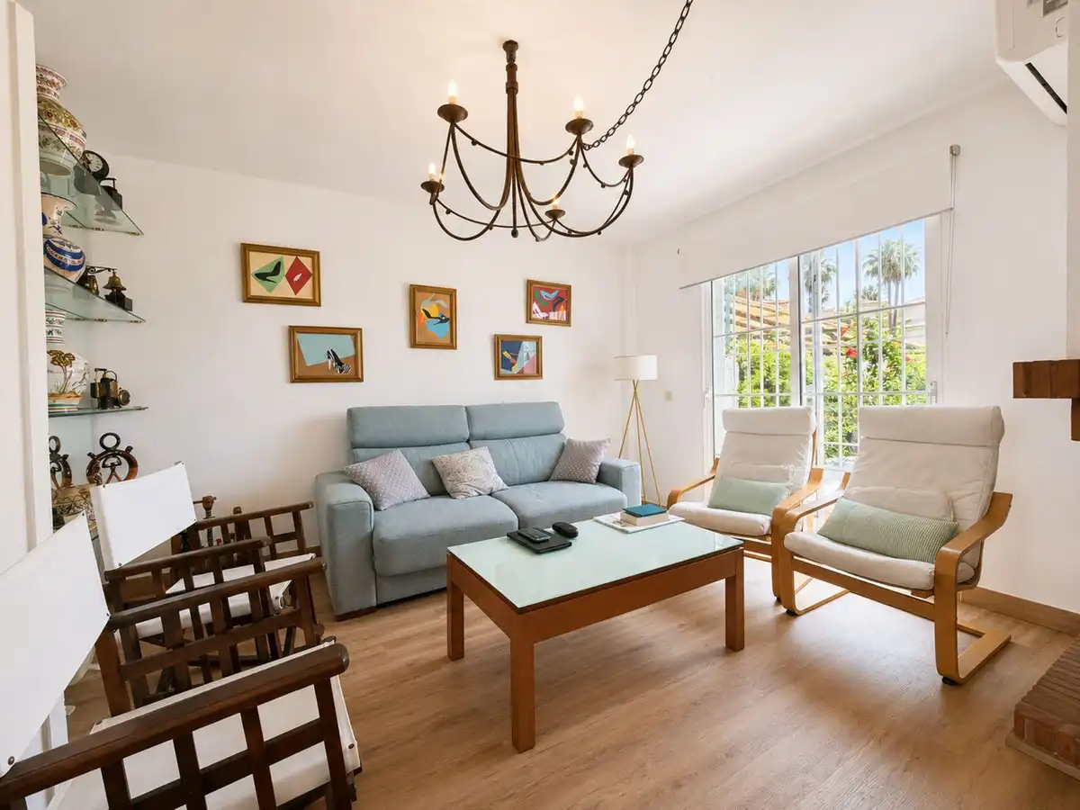 Wohnzimmer von Einfamilien-Reihenhaus zum Verkauf in Mijas mit Klimaanlage, Terrasse und Möbliert
