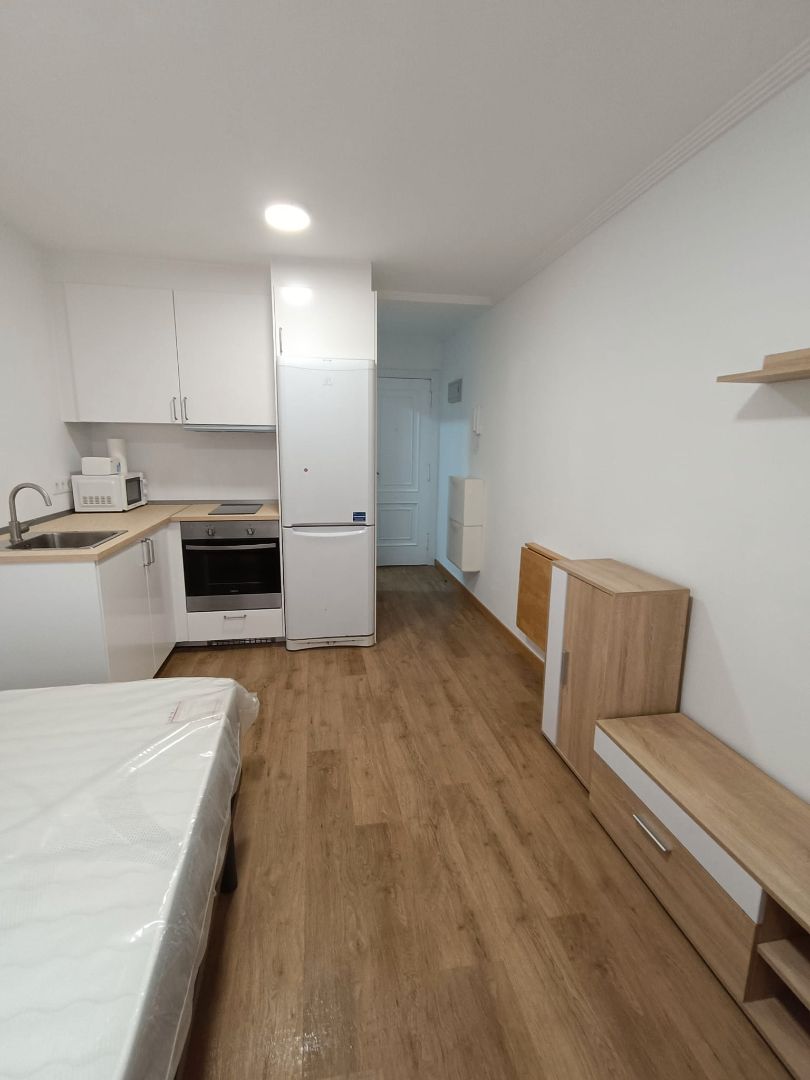 Cocina de Estudio de alquiler en Vigo  con Terraza, Trastero y Amueblado