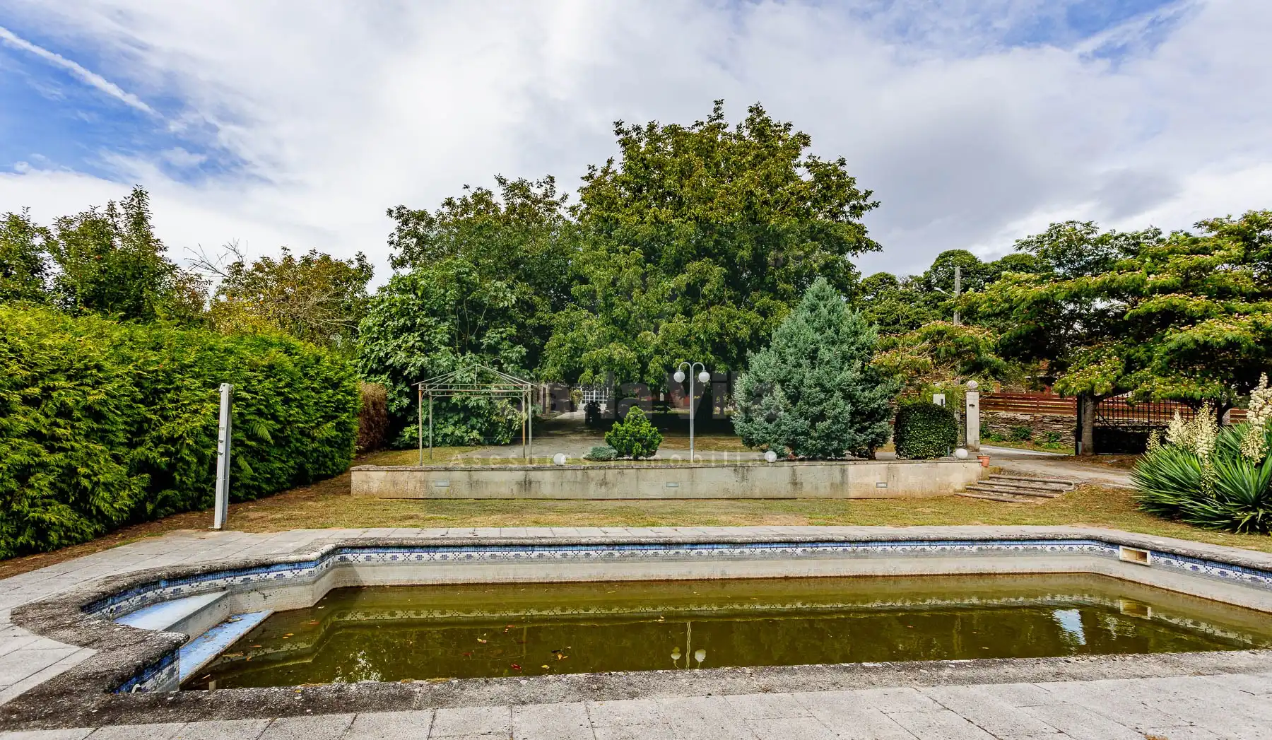 Piscina de Finca rústica en venda en Lugo amb Jardí privat, Parquet i Terrassa