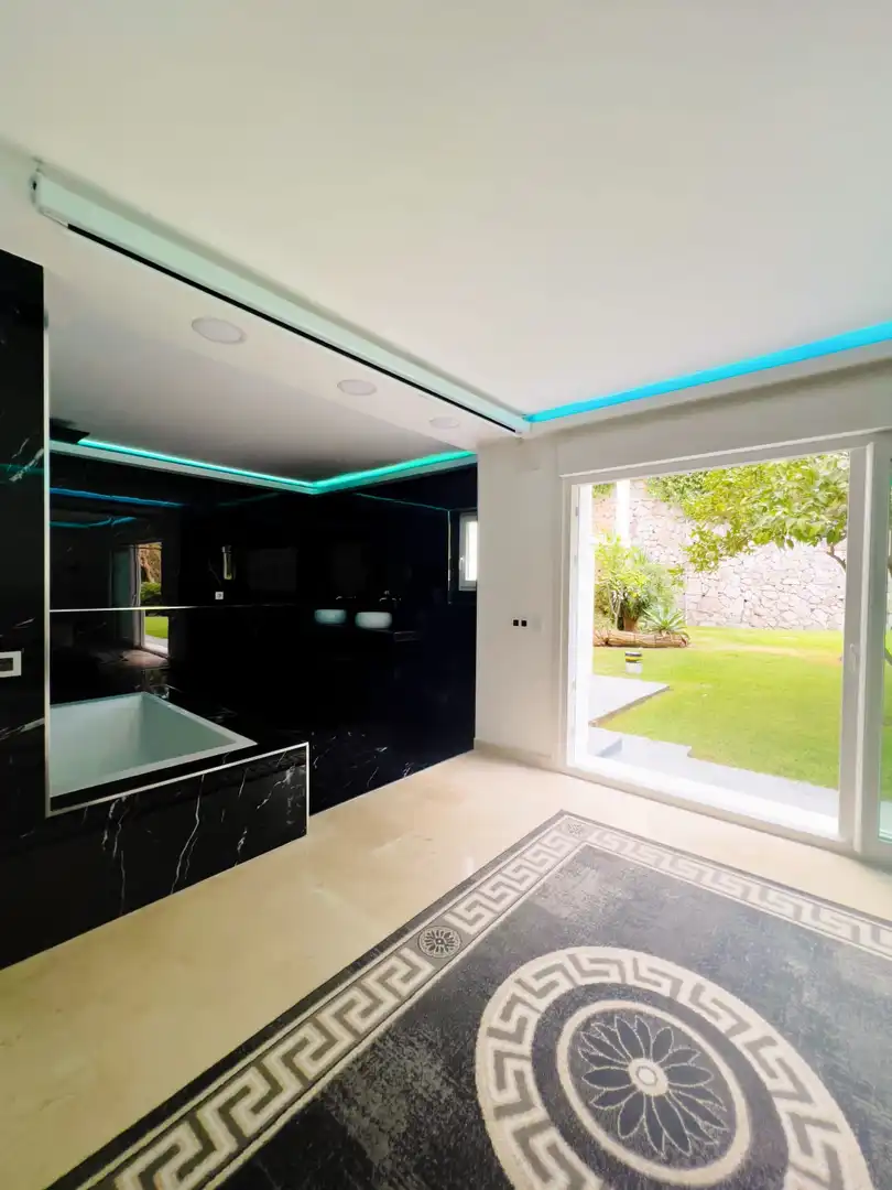 Baño de Planta baja de alquiler en Benahavís con Aire acondicionado, Jardín privado y Terraza