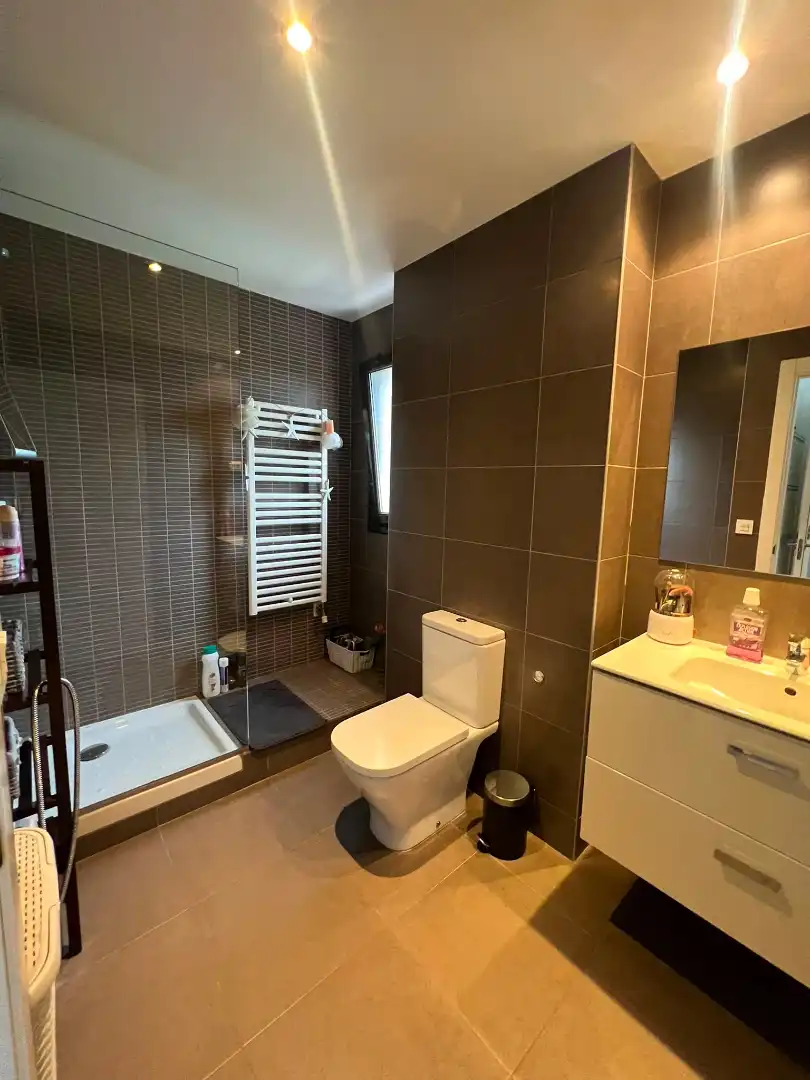 Badezimmer von Wohnung zur Miete in Sant Cugat del Vallès mit Klimaanlage, Parkett und Terrasse