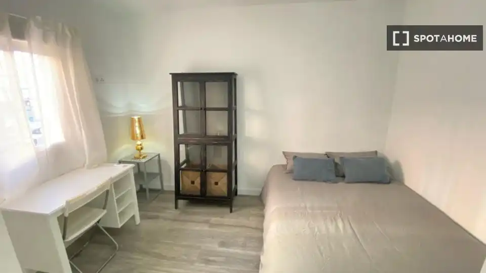 Bedroom of Flat for share in Madrid  with Air Conditioner, Terrace and Furnished