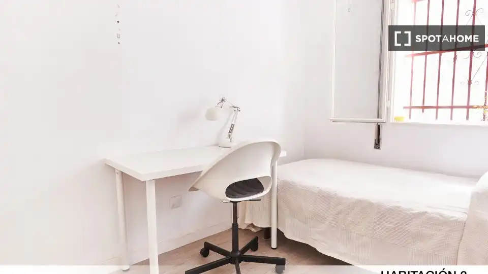 Bedroom of Flat for rent in Sevilla  with Air Conditioner, Heating and Furnished