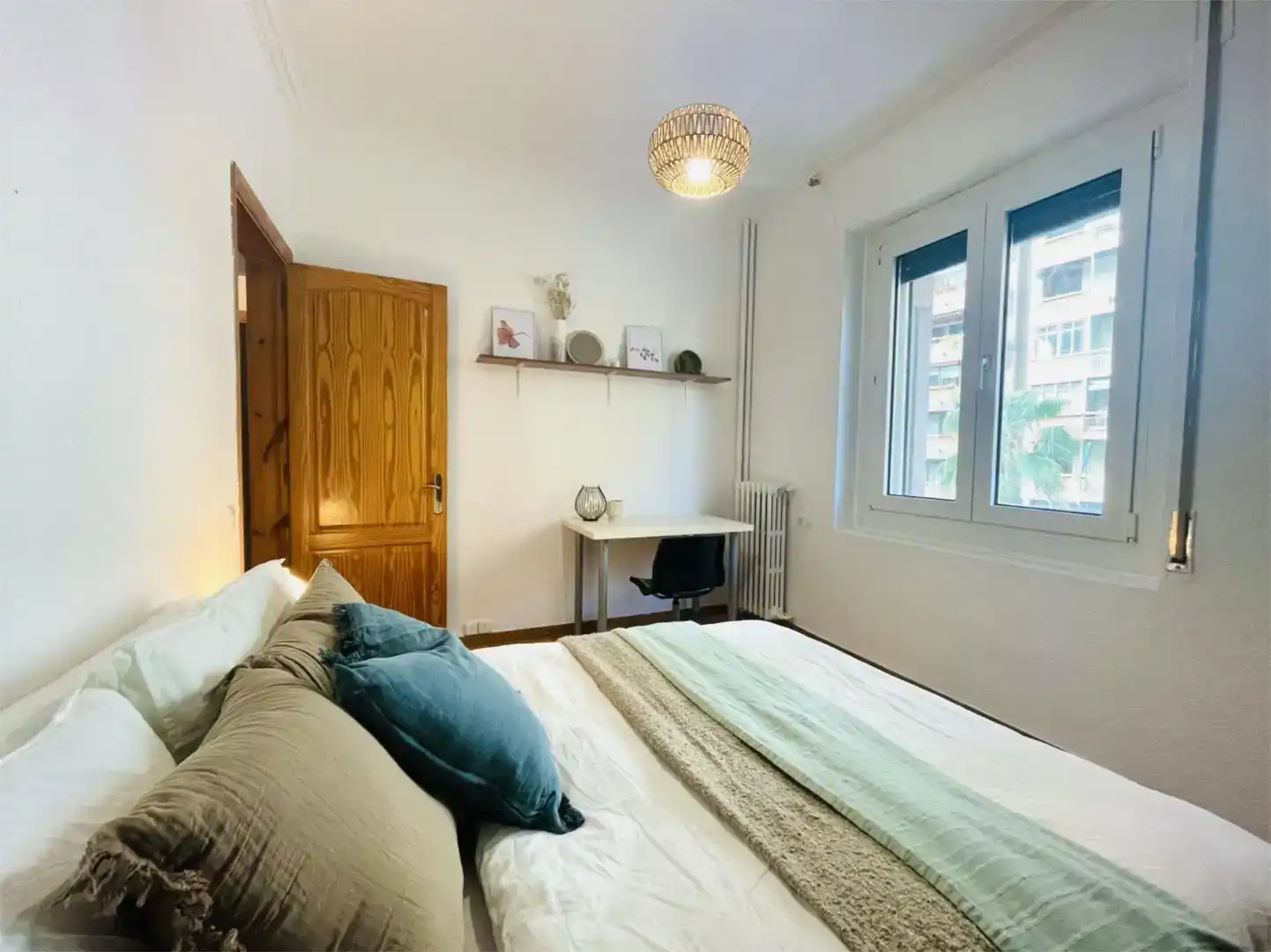 Bedroom of Flat for share in Gràcia