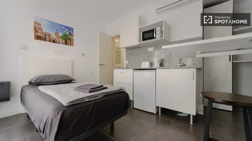 Habitación de Piso de alquiler en Valencia con Aire acondicionado, Calefacción y Amueblado