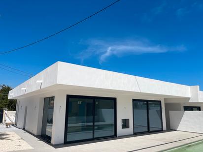 Vista exterior de Casa o xalet en venda en L'Alfàs del Pi amb Aire condicionat, Terrassa i Piscina