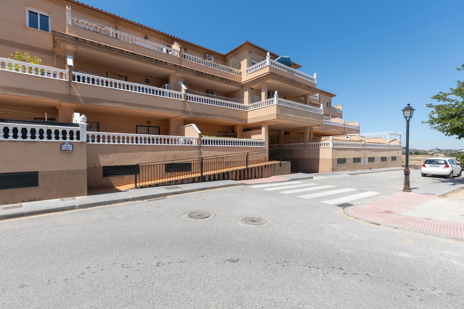 Vista exterior de Àtic en venda en Las Gabias amb Aire condicionat, Terrassa i Traster