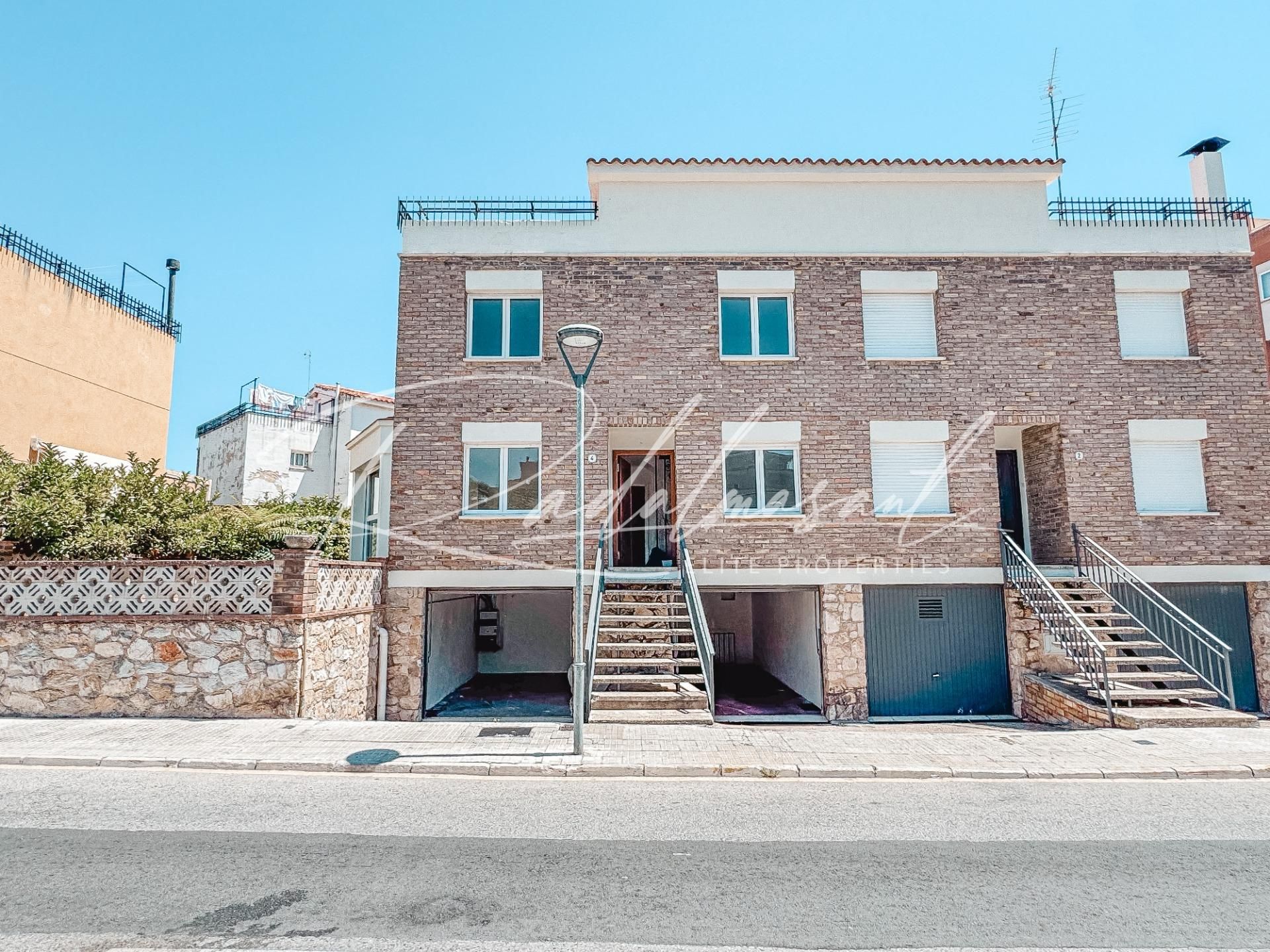 Vista exterior de Casa adosada en venda en Valls amb Calefacció, Jardí privat i Terrassa