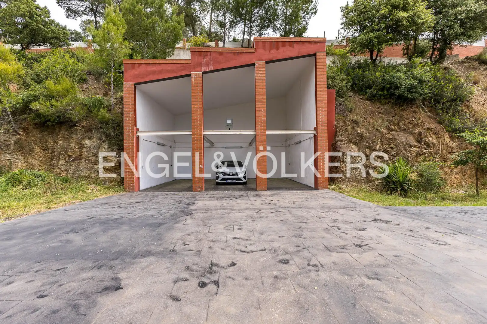 Parking de Casa o chalet de alquiler en Corbera de Llobregat con Aire acondicionado, Calefacción y Jardín privado
