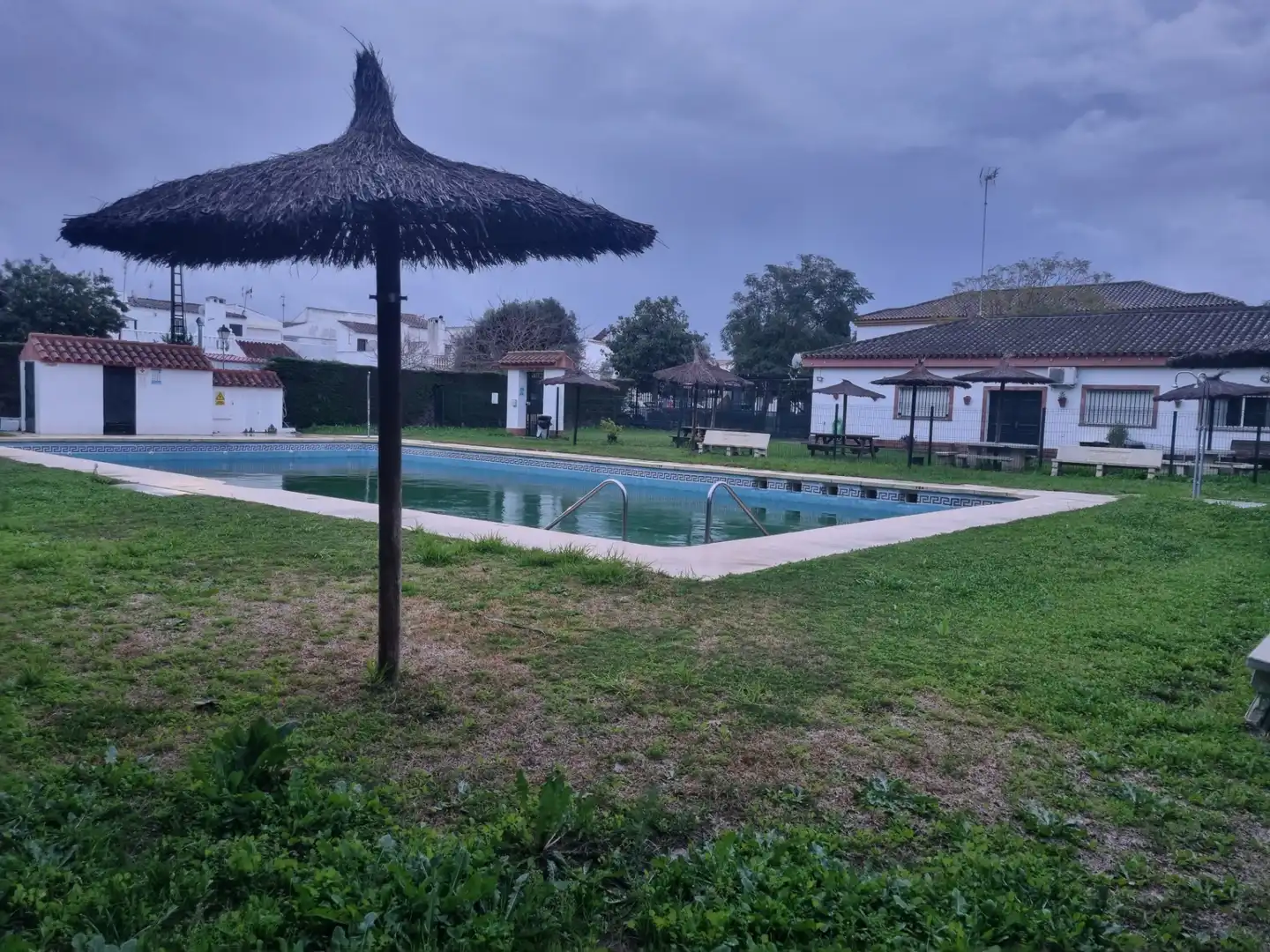 Piscina de Casa adosada en venda en Chiclana de la Frontera amb Aire condicionat, Jardí privat i Terrassa