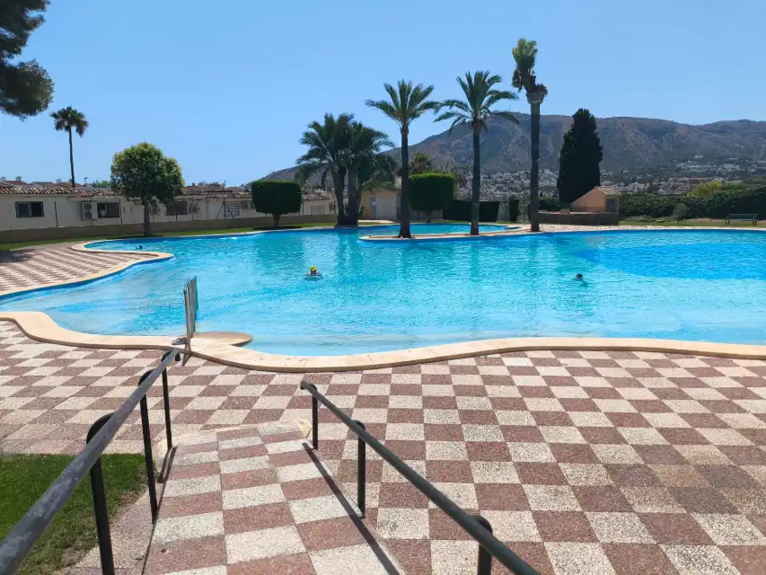 Schwimmbecken von Einfamilien-Reihenhaus zum Verkauf in L'Alfàs del Pi mit Abstellraum, Schwimmbad und Möbliert