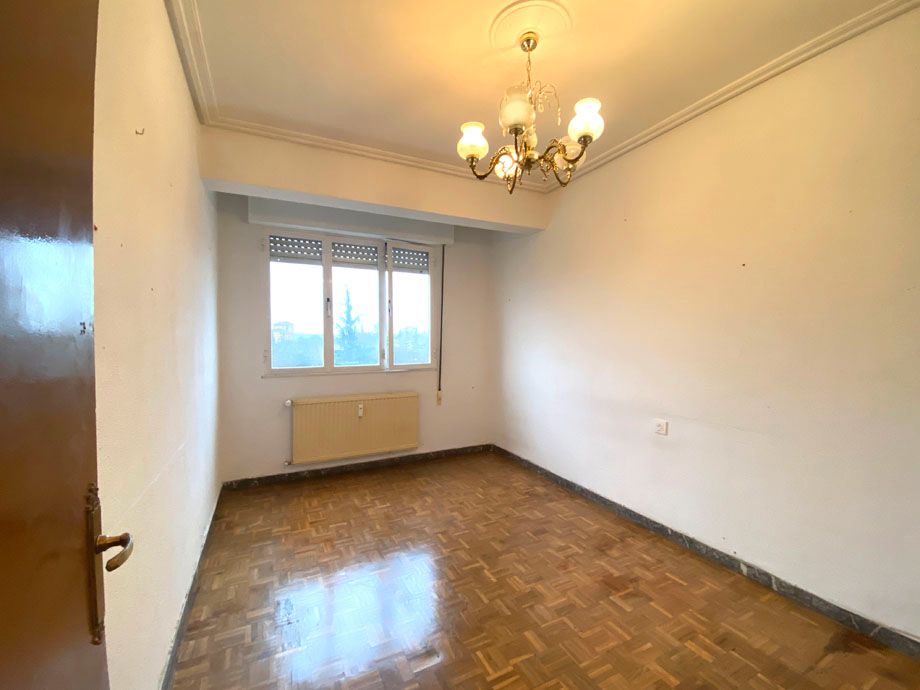 Dormitori de Pis en venda en Vitoria - Gasteiz amb Calefacció, Parquet i Traster