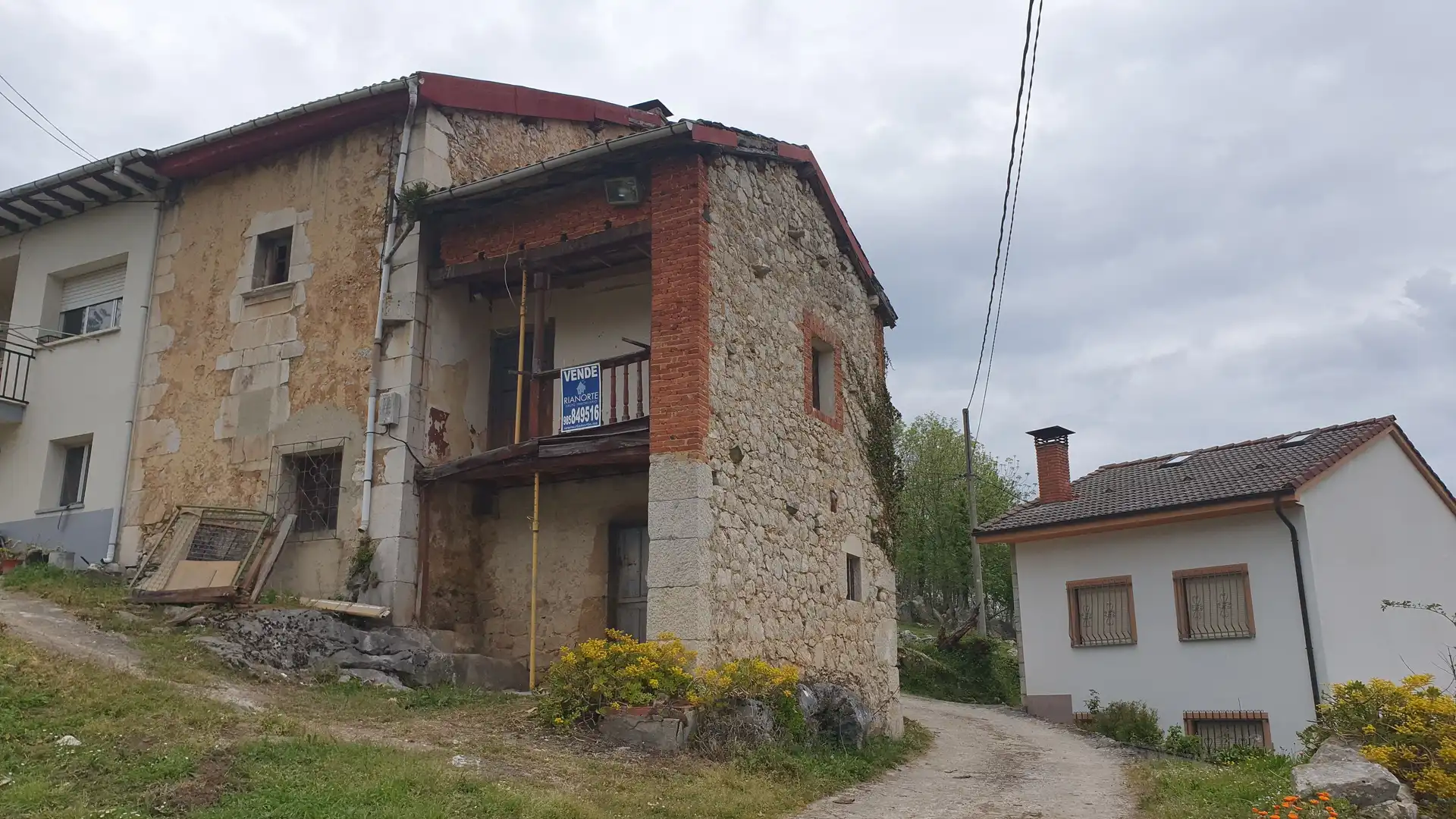 Vista exterior de Casa adosada en venda en Cabrales amb Jardí privat, Traster i Balcó