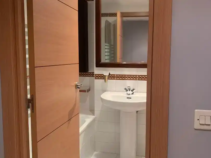 Badezimmer von Wohnung zur Miete in  Sevilla Capital mit Klimaanlage, Schwimmbad und Balkon