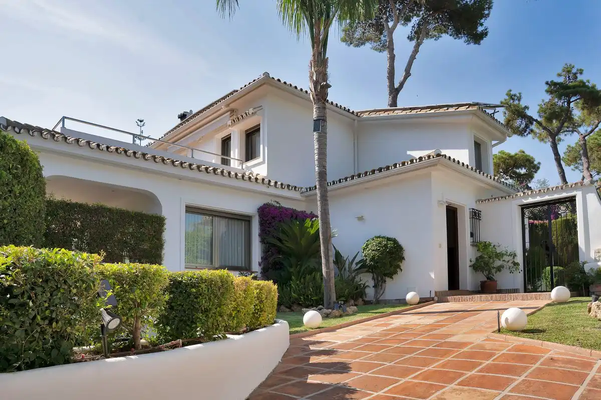 Vista exterior de Casa o xalet en venda en Marbella amb Aire condicionat, Calefacció i Jardí privat