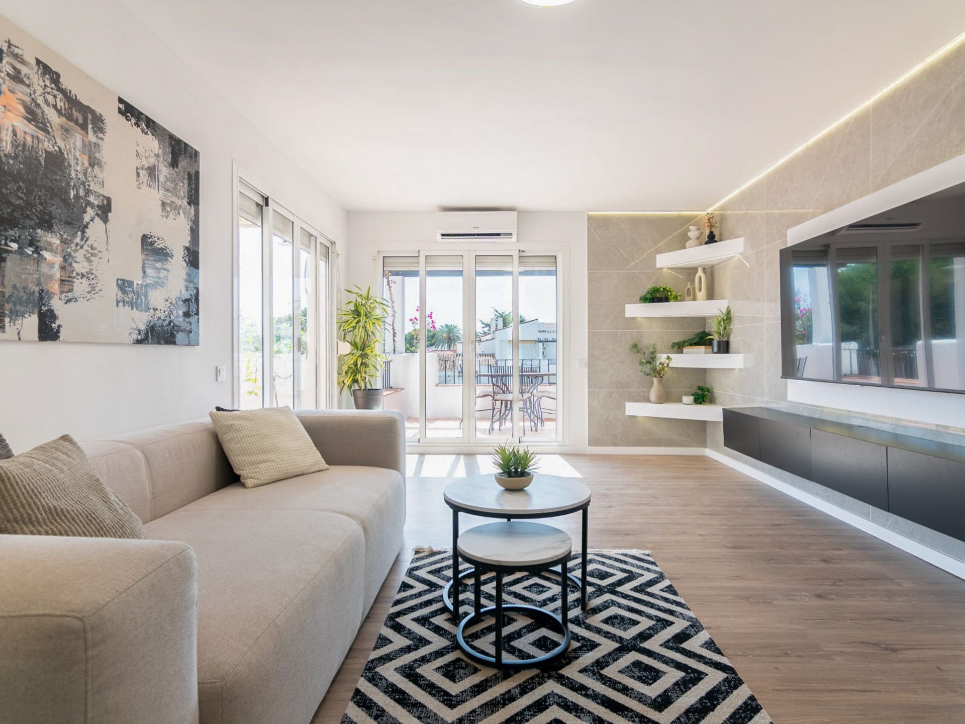 Living room of Attic for sale in Estepona  with Air Conditioner, Terrace and Swimming Pool