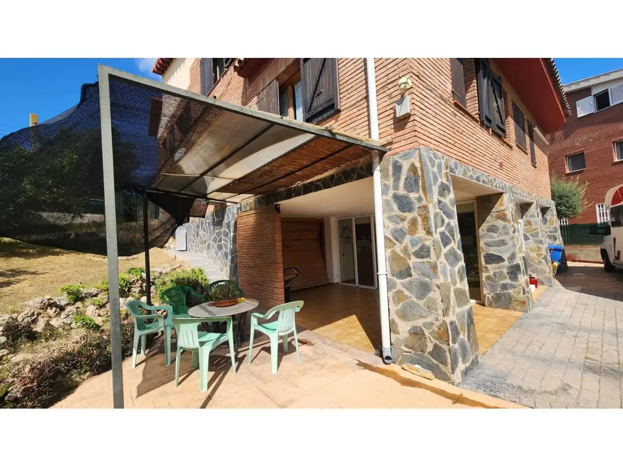 Vista exterior de Casa o xalet en venda en Barberà del Vallès amb Aire condicionat, Calefacció i Jardí privat