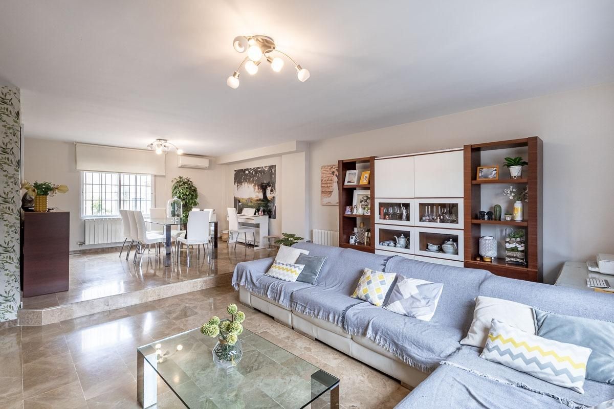 Sala d'estar de Casa adosada en venda en Churriana de la Vega amb Aire condicionat, Jardí privat i Terrassa