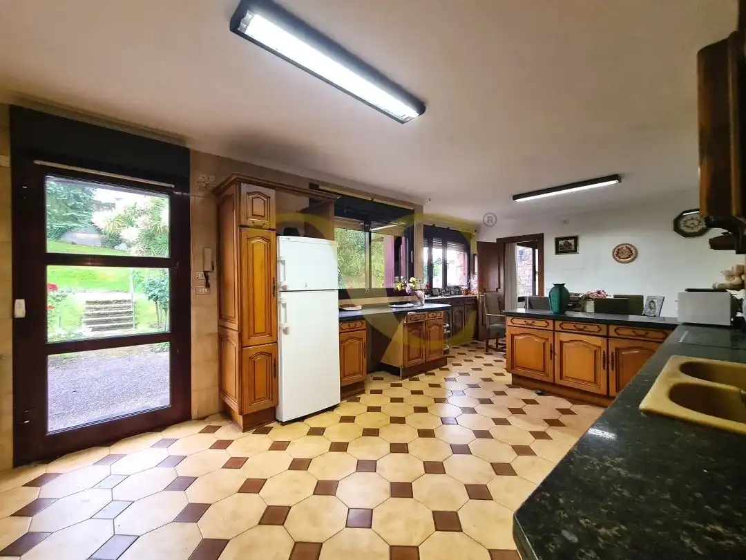 Cuina de Casa o xalet en venda en Oviedo  amb Calefacció, Jardí privat i Terrassa