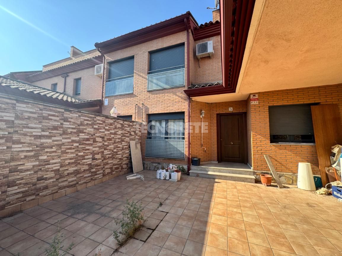 Exterior view of Single-family semi-detached for sale in Calera y Chozas  with Heating, Private garden and Terrace