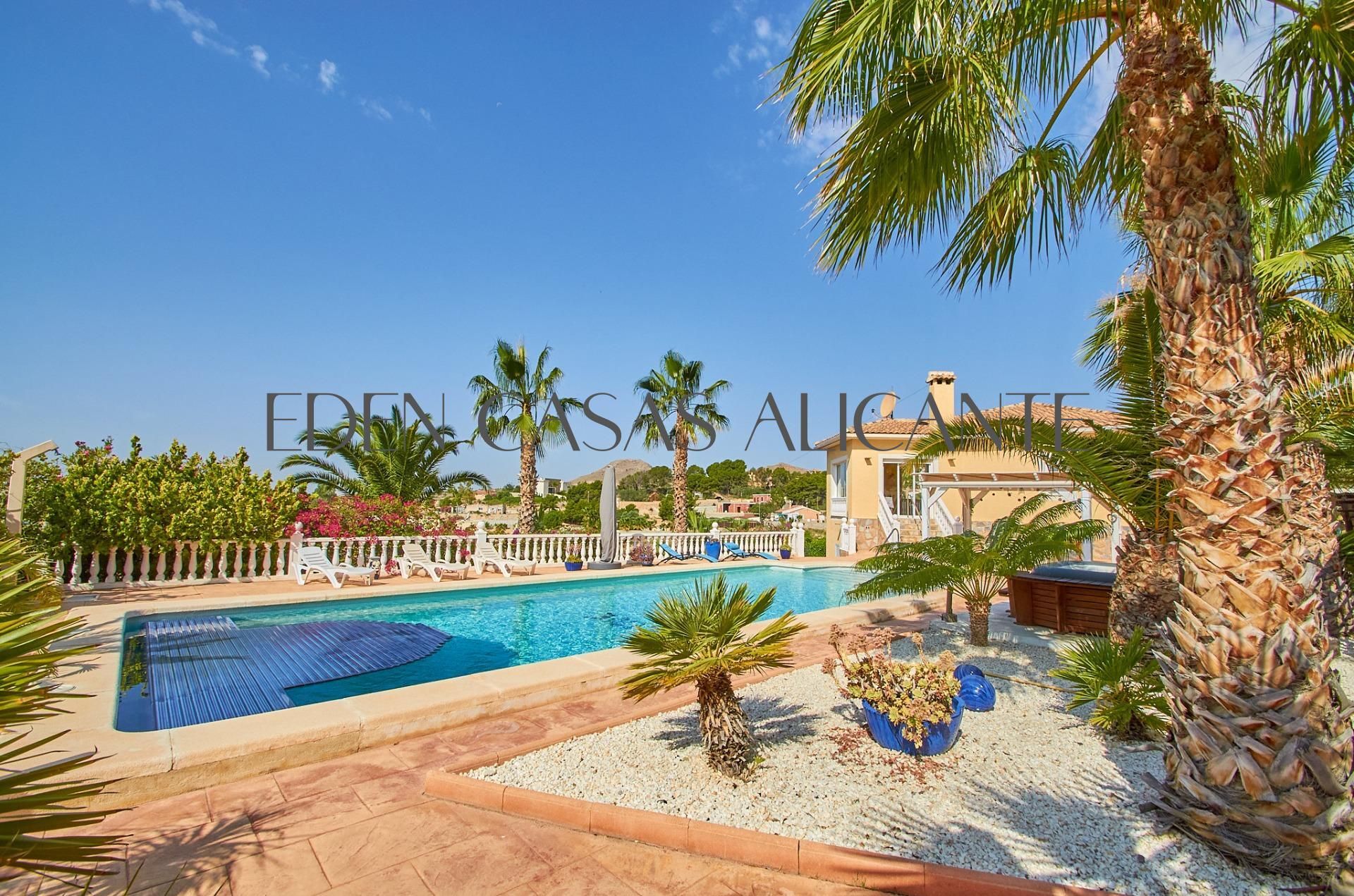 Vista exterior de Casa o xalet en venda en Alicante / Alacant amb Aire condicionat, Calefacció i Jardí privat