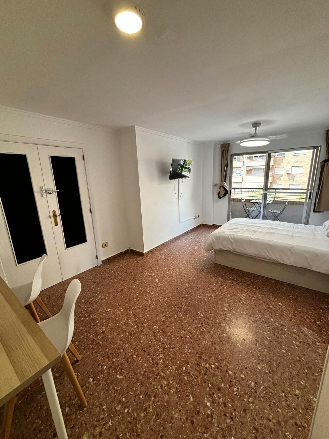 Bedroom of Flat to share in  Valencia Capital  with Washing machine, TV and Balcony