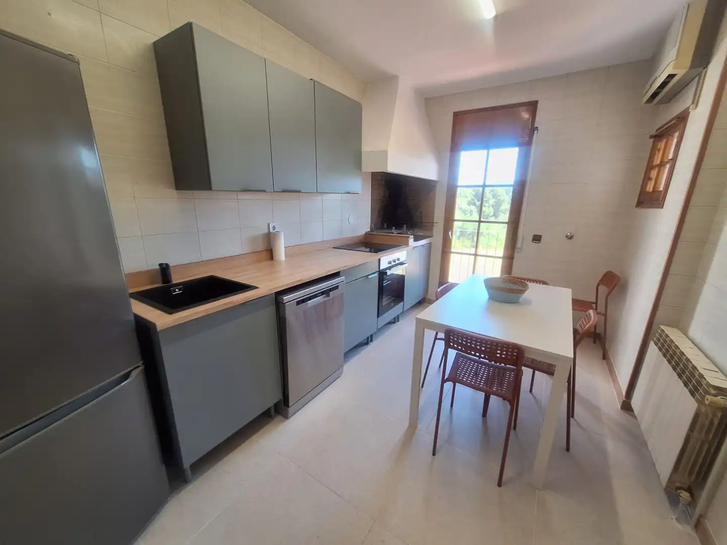 Cocina de Casa adosada en venta en Sant Esteve Sesrovires con Aire acondicionado, Calefacción y Jardín privado