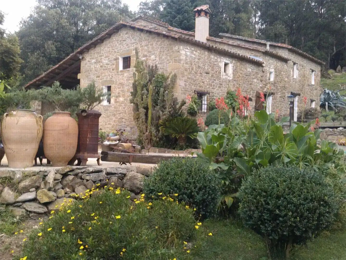 Jardí de Finca rústica en venda en Sant Aniol de Finestres amb Piscina