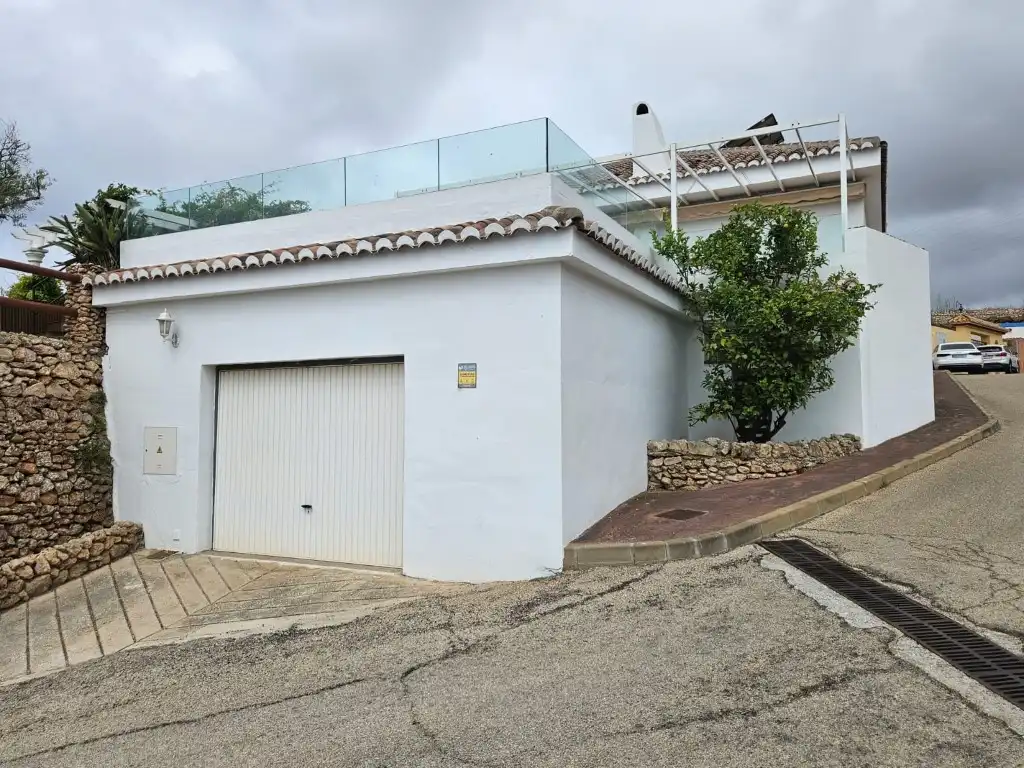 Vista exterior de Casa o xalet en venda en Torrox amb Aire condicionat, Jardí privat i Terrassa