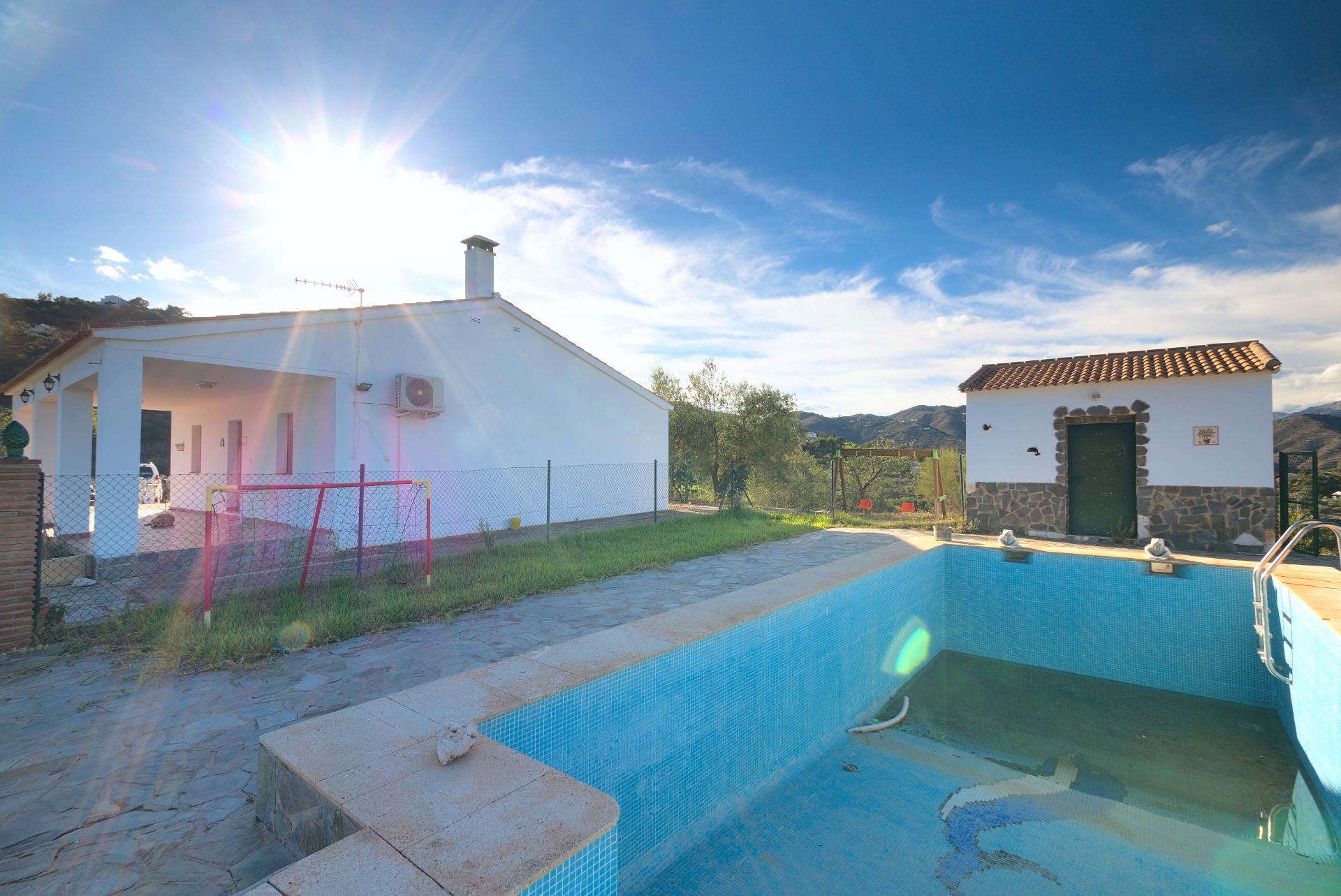 Piscina de Casa o xalet en venda en Comares amb Aire condicionat, Terrassa i Traster