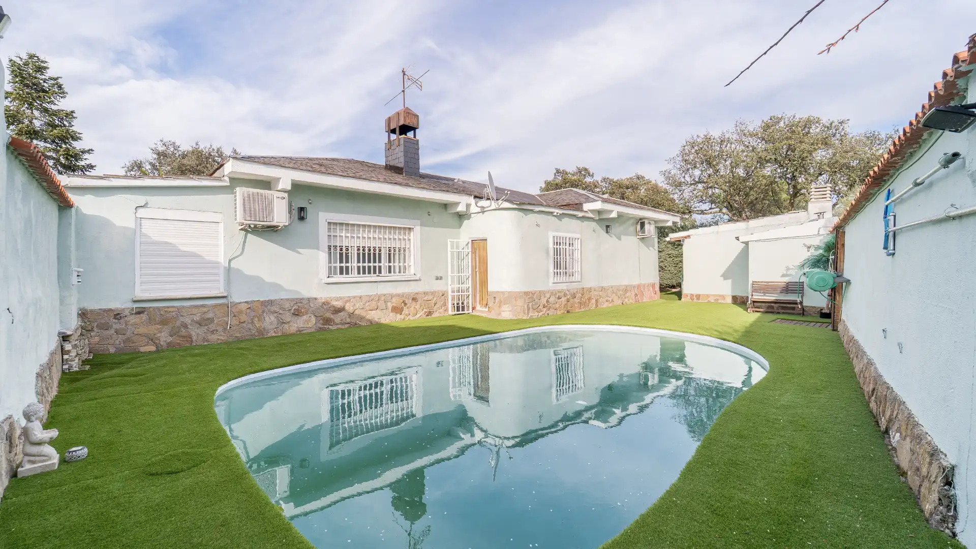 Swimming pool of Houses for sale in Sevilla la Nueva  with Air Conditioner, Heating and Private garden