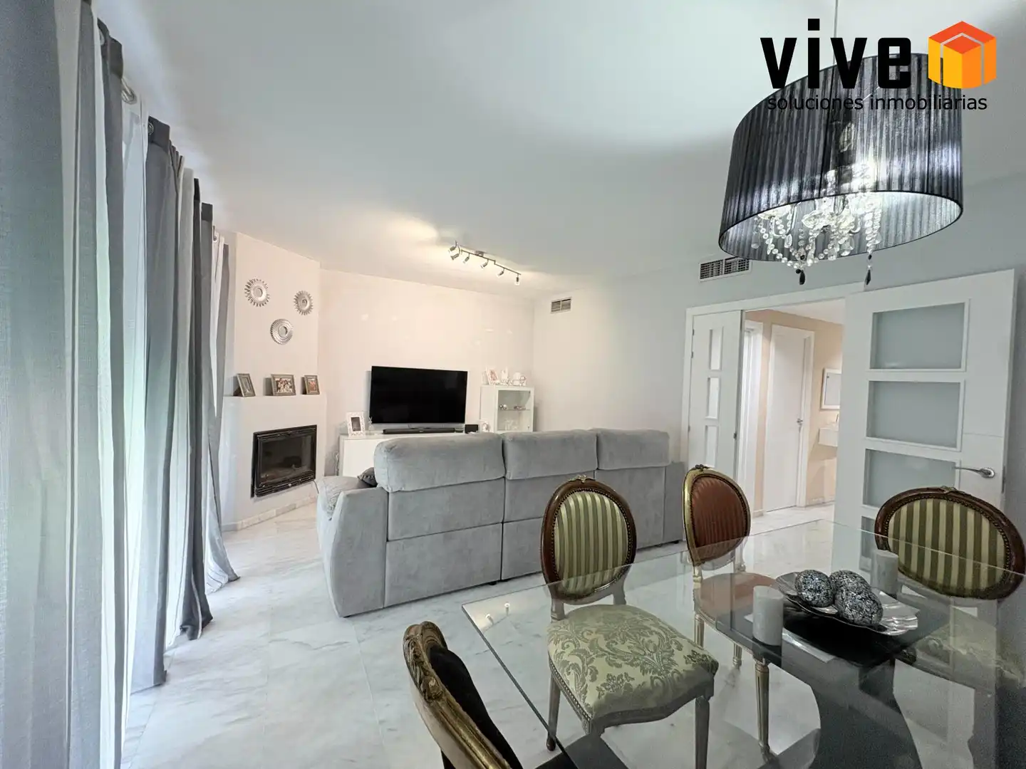 Sala d'estar de Casa adosada en venda en San Juan de Aznalfarache amb Aire condicionat, Calefacció i Piscina comunitària